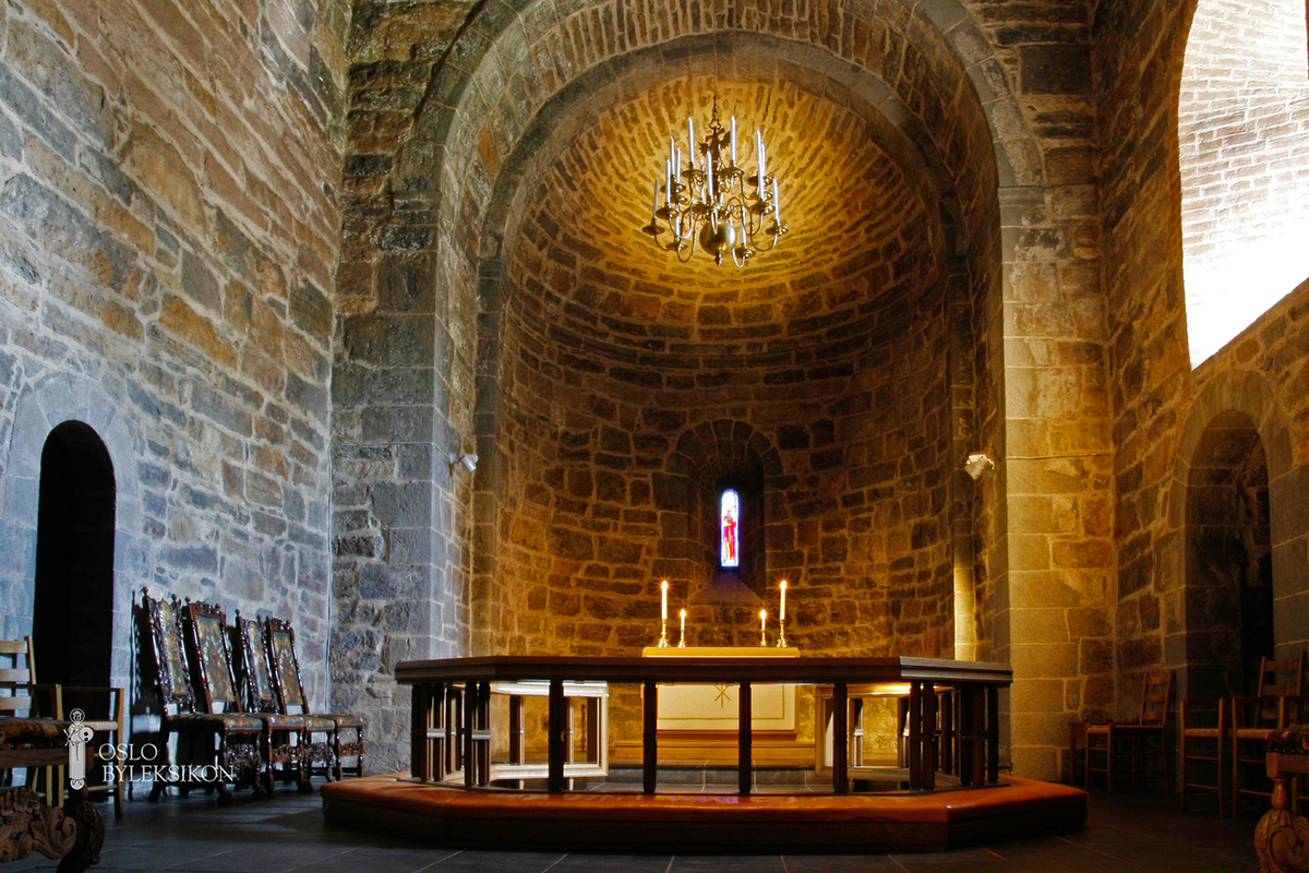 Gamle aker kirke alter.jpg