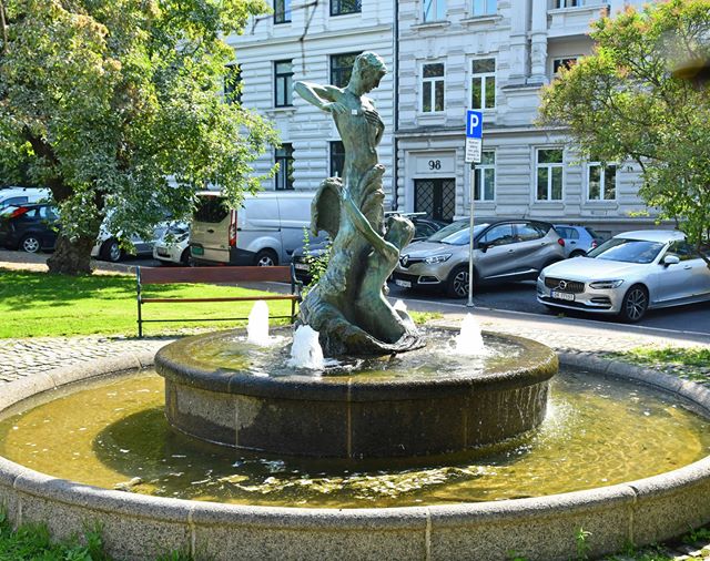 Fil:Bølgen på Olaf Bulls plass OBL.jpg