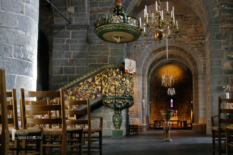 Fil:Interiør Gamle aker kirke.jpg