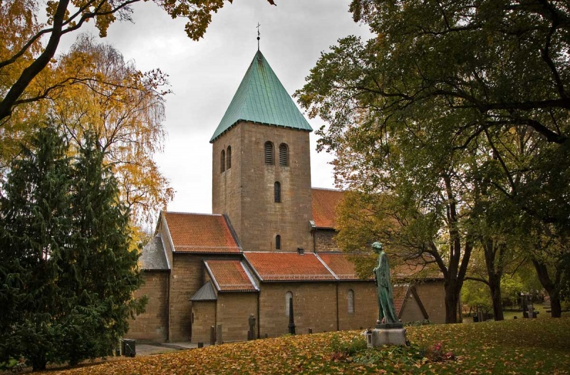 Fil:Gamle Aker kirke.jpg