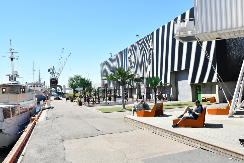 Fil:Trettenparken langs kaikanten-2.jpg