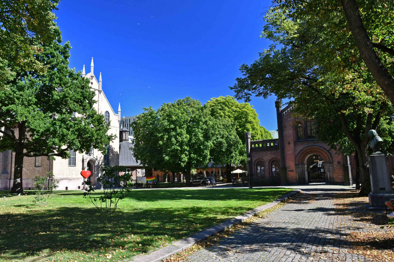 Fil:Domkirkeparken med Brannvakten til høyre.jpg