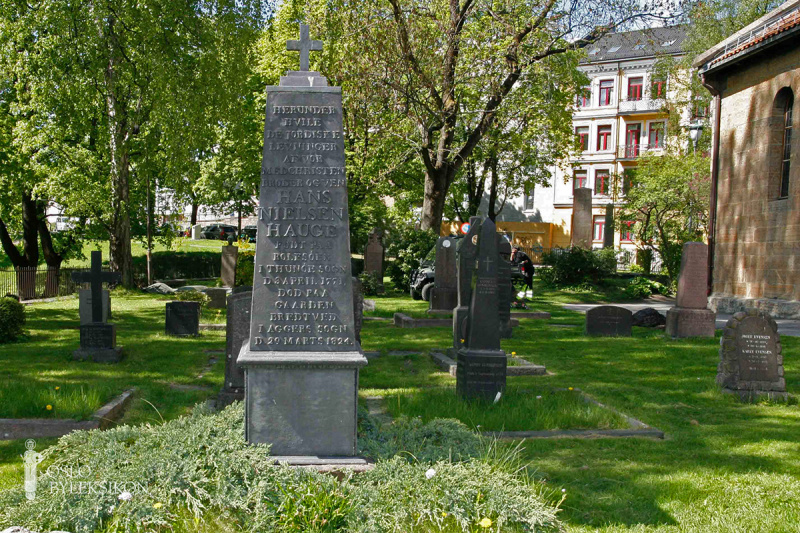 Fil:Gravsten Hans Nilsen Hauge.jpg