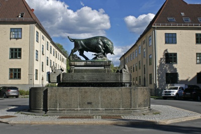 Oksefontenen, utført av Asbjørg Borgfelt, reist i 1929 på Hegermanns plass.jpg