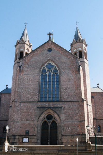 Fil:Trefoldighetskirken Inngangsparti.jpg