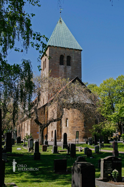 Fil:Kirke Kirkegård.jpg