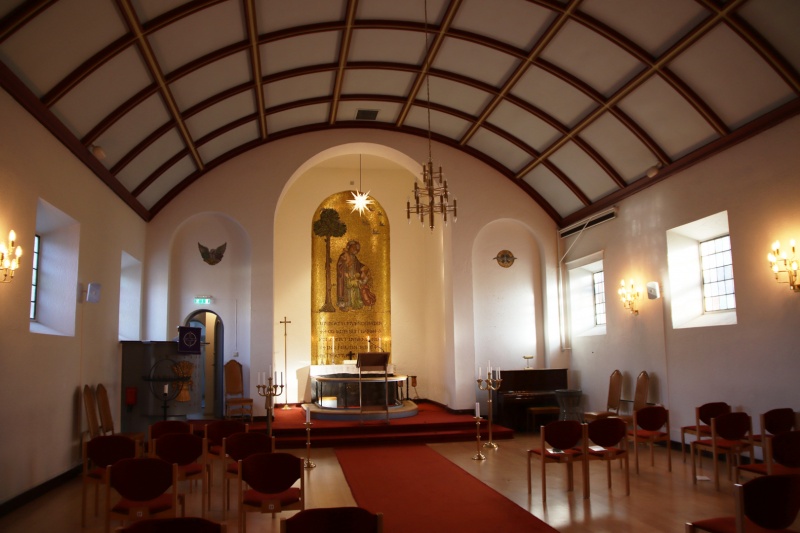 Fil:Høybråten kirke innvendig.jpg