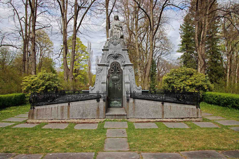 Fil:Nordre gravlund Martinsen.jpg