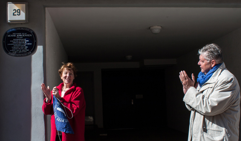 Fil:Blått skilt over Mosse Jørgensen.jpg